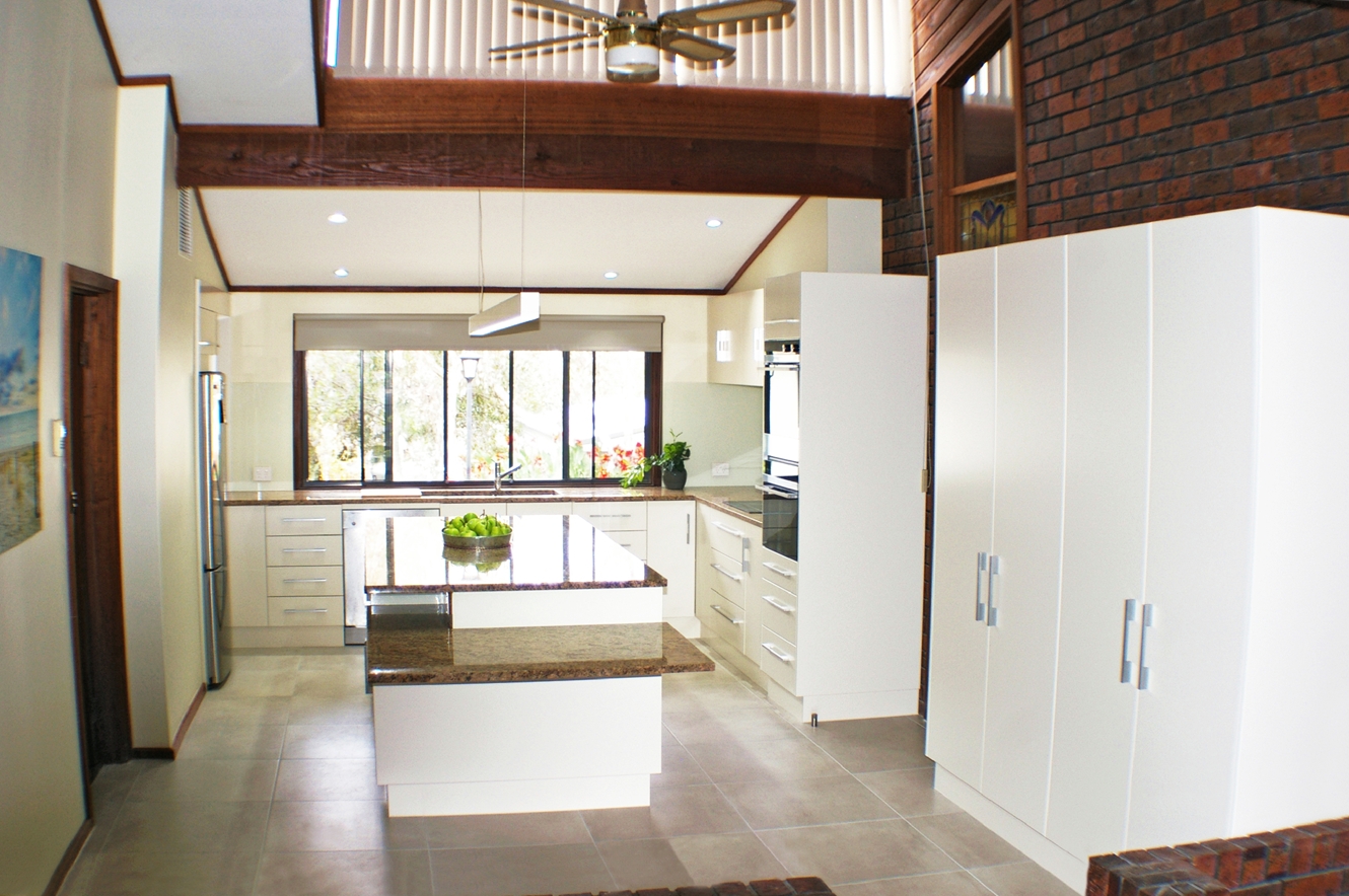 Modernist Style Kitchen in Satin Two Pack with a Granite Cantilever Benchtops, at Aldinga Scrub, Aldinga Beach, Sellicks Beach, Myponga, Port Willunga,Maslin Beach, McLaren Vale, Seaford and Moana, by Adelaide’s Compass Kitchens.